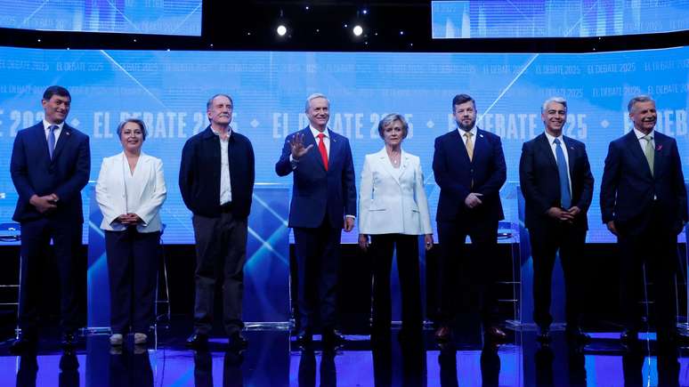 Ao todo, oito candidatos concorrem à presidência do Chile. Além de Jara (segunda à esquerda), Kast, Matthei e Kaiser, estão Franco Parisi, Harold Mayne-Nicholls, Marco Enríquez-Ominami e Eduardo Artés.