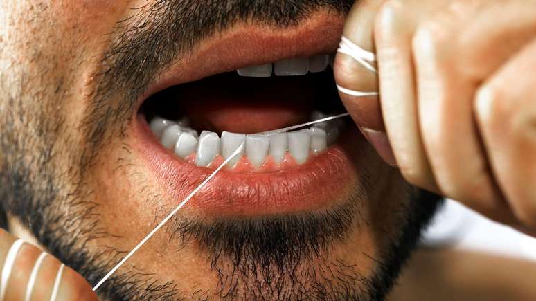O uso de fio dental &eacute; recomendado principalmente para as pessoas que n&atilde;o conseguem escovar os dentes adequadamente mais de uma vez por dia