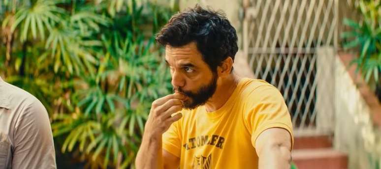 Wagner Moura usa camisa da troça carnavalesca Pitombeira dos Quatro Cantos, de Olinda, em cena de 'O Agente Secreto'