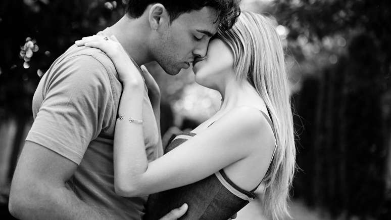 Beijo em público – depositphotos.com / mjth