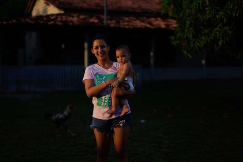 Tainá Tembé com o filho Awoni, de 5 meses, na terra indígena Alto Rio Guamá