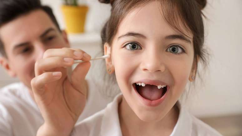 O cotonete permanece como um item versátil para o dia a dia, mas quando o assunto é saúde do ouvido, a melhor escolha é sempre a prevenção e a busca por informações confiáveis – depositphotos.com / serezniy