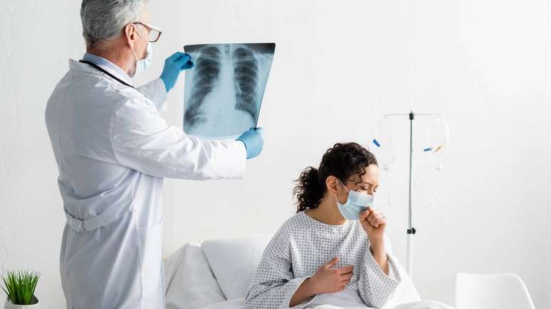 Tosse persistente, falta de ar e dor no peito podem ser sintomas de problemas pulmonares – depositphotos.com / HayDmitriy