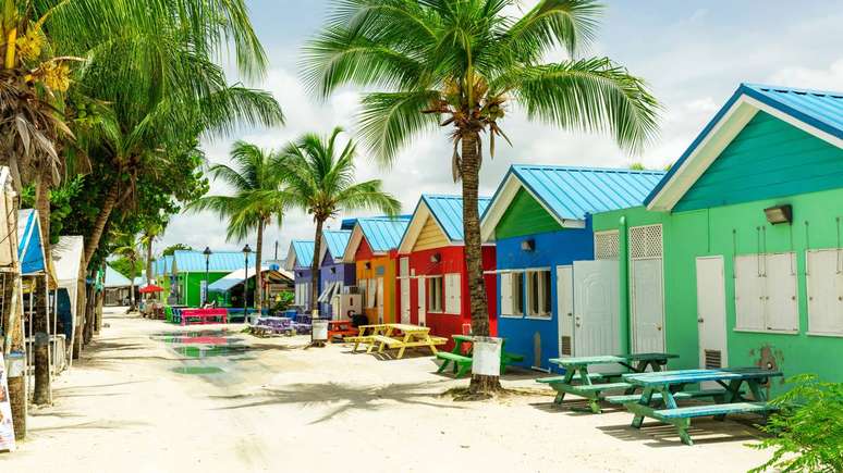 Colorful houses on the Caribbean tropical island Barbados – Depositphotos.com / zstockphotos