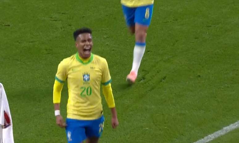 Est&ecirc;v&atilde;o vibra logo ap&oacute;s abrir o placar para o Brasil.