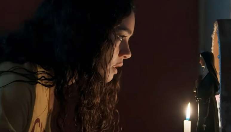 Garruth (Sophie Charlotte) frames Santa Rita as an accomplice in a scheme to extort money from the corrupt rich in order to save the lives of the poor.