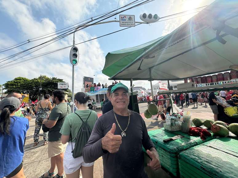 Luiz Pereira trabalha vendendo água de coco há 15 anos em Belém