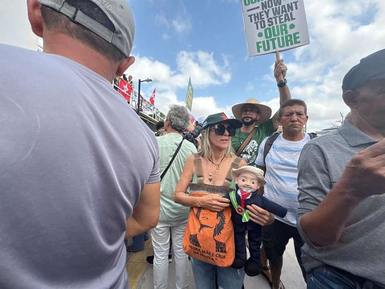 A assistente social Flavia Lima durante a Marcha Global pelo Clima 
