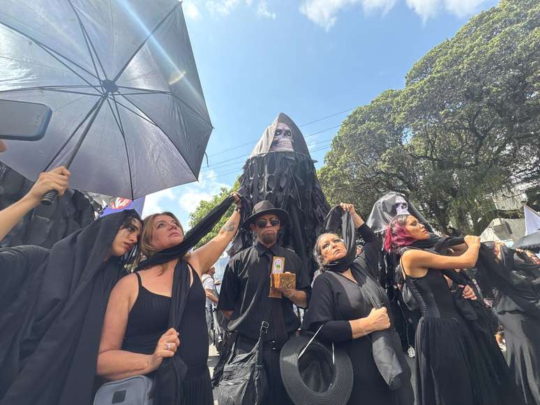 Funeral dos combust&iacute;veis f&oacute;sseis tomou conta de protesto da Marcha no Clima 