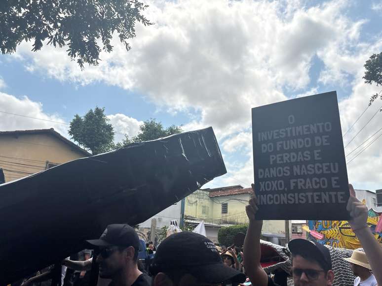 Funeral dos combust&iacute;veis f&oacute;sseis tomou conta de protesto da Marcha no Clima 