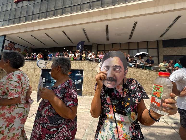 Ao longo do trajeto da Marcha, pessoas param para assistir os blocos do ato