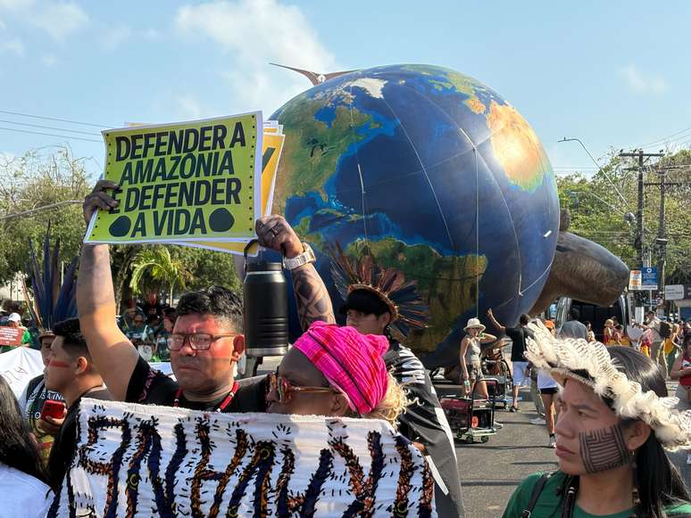  Participantes da Marcha Global pelo Clima em Belém (PA), neste domingo, 15
