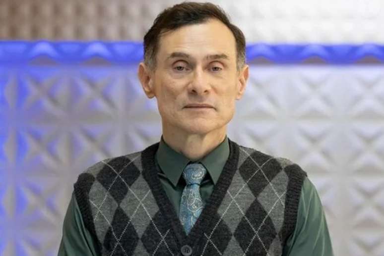 Pastor Alberico (Enrique Díaz) is the spiritual leader of the community, and as several scenes show, he may be harboring a secret. 