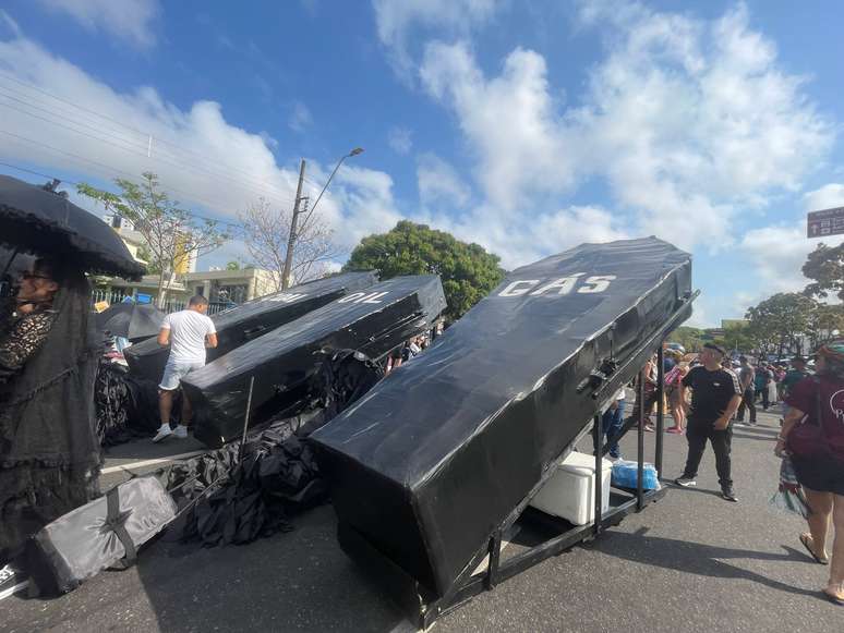 Coffin brought to fossil fuel funeral 