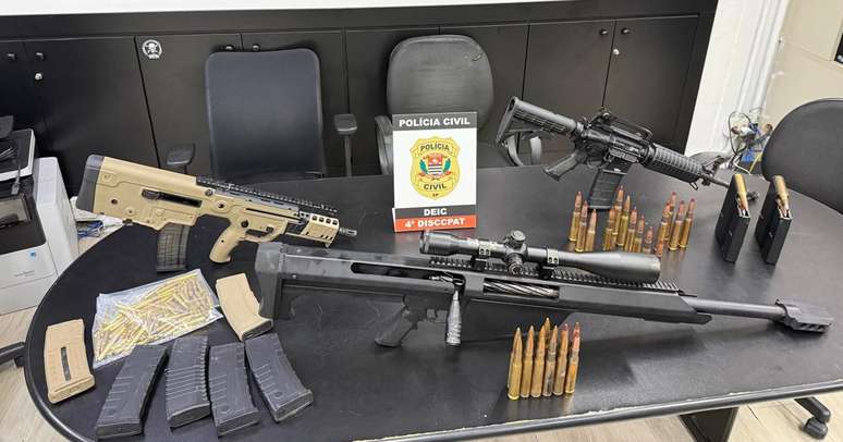 Armamento de guerra e munições foram apreendidos com casal