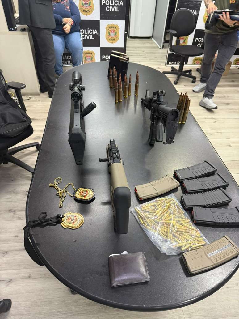 Armamento de guerra e munições foram apreendidos com casal