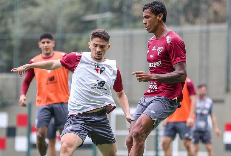 Luiz Gustavo (&agrave; direita) em treino do Tricolor &ndash;