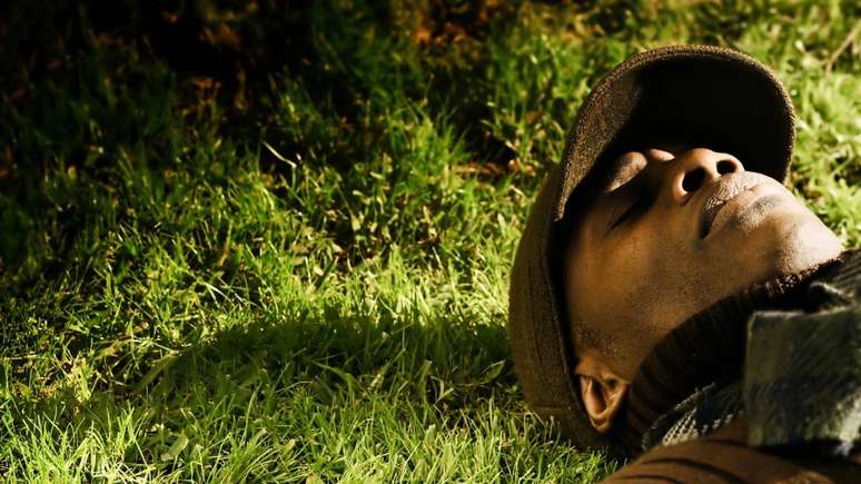 Além da síntese da vitamina D, a exposição ao sol influencia o bem-estar, regulando o ciclo do sono, conhecido como ritmo circadiano, e estimulando a liberação de hormônios, como a serotonina – depositphotos.com / curaphotography