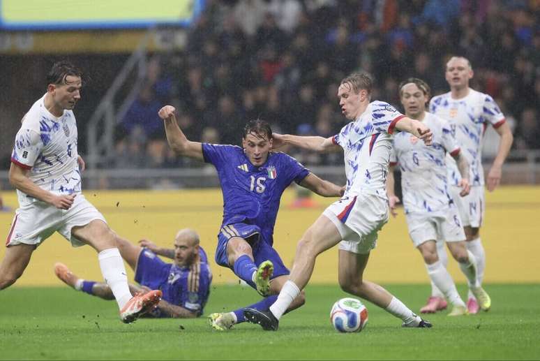 Jogadores de It&aacute;lia e Noruega em disputa de bola no San Siro &ndash;