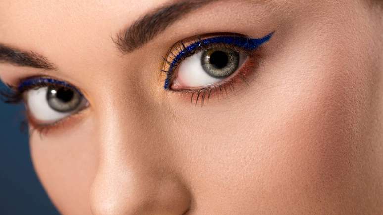 Por volta dos 40 anos, o cristalino &mdash; uma estrutura interna semelhante &agrave; lente de uma c&acirc;mera &mdash; perde parte de sua elasticidade. Com isso, o olho encontra dificuldade em ajustar o foco para enxergar objetos pr&oacute;ximos, tornando necess&aacute;rio afastar livros, celulares e outros itens para conseguir ler normalmente &ndash; depositphotos.com / VitalikRadko