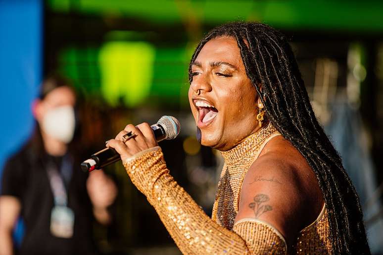 Além das premiações recentes, Liniker já havia quebrado barreiras ao conquistar anteriormente o Grammy Latino como a primeira mulher trans premiada, tendo levado o troféu de Melhor Álbum de MPB por “‘Índigo Borboleta Anil’” e Melhor Canção em Língua Portuguesa por “Baby 95” – Festival Sensacional/Wikimedia Commons