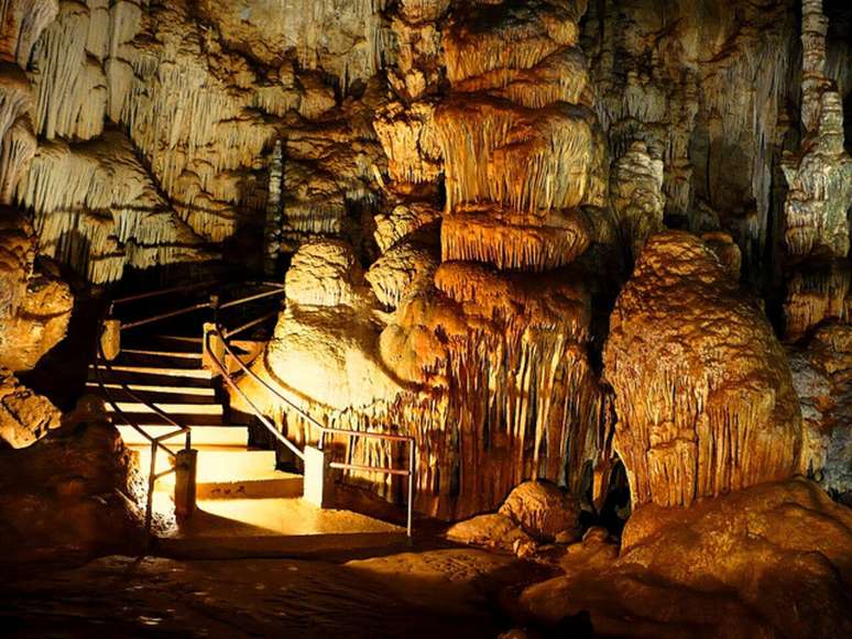 Prepare-se para explorar uma das maiores cavernas do Brasil! O Parque Estadual Caverna do Diabo é um convite ao mistério e à aventura – Wikimedia Commons/ Jônatas Cunha