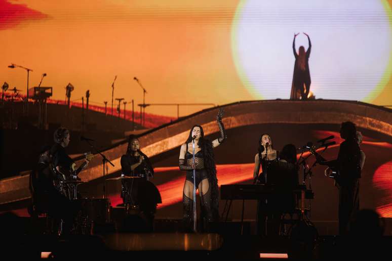 Popstar britânica prova que público brasileiro merece tratamento de primeira linha com show completo e participações especiais em São Paulo (Foto: Iris Alves