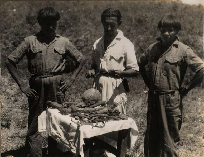 Orlando Villas B&ocirc;as e dois &iacute;ndios Kalapalo com a ossado do Cel. Fawcett encontrada no exato lugar onde os mais velhos relavam sua morte &ndash; Wikimedia Commons/arquivo da fam&iacute;lia Villas B&ocirc;as