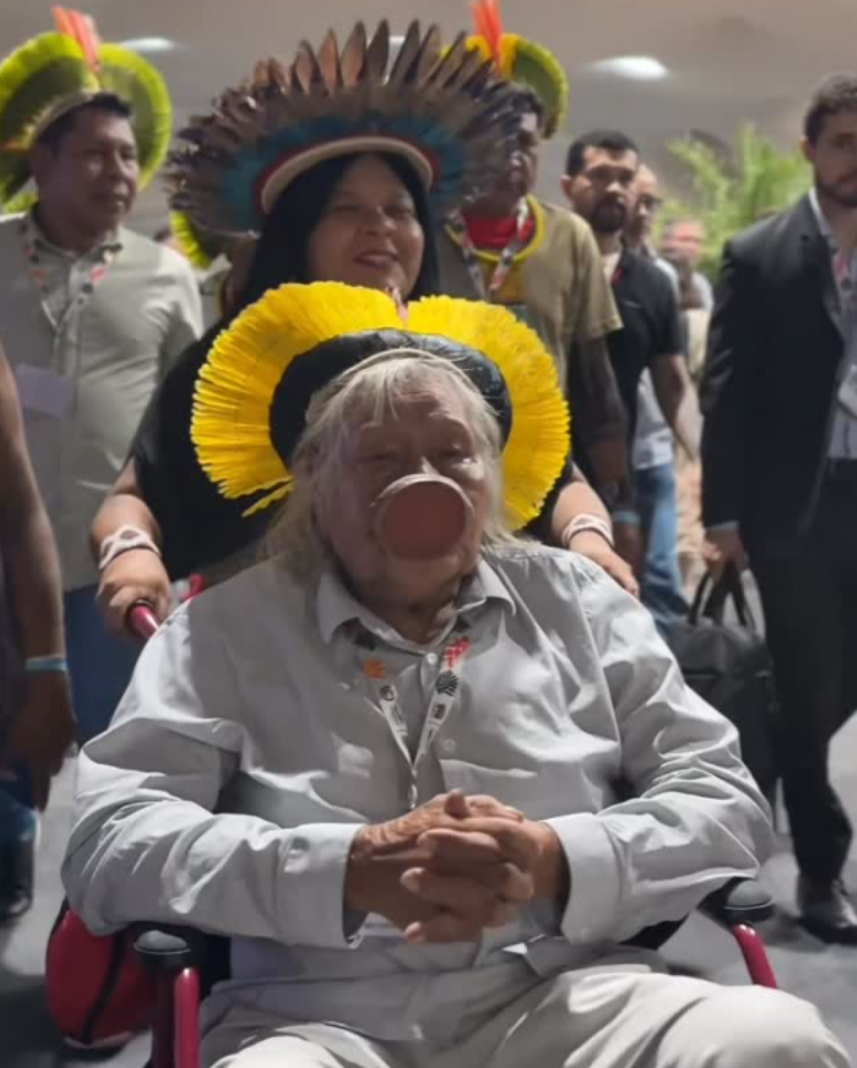 Em um vídeo divulgado no Instagram no domingo (16/11), a ministra Sônia Guajajara aparece levando Raoni para uma reunião fechada com autoridades