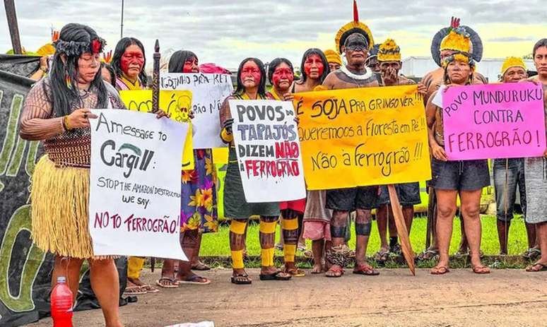 Indígenas de diversos povos têm protestado contra a Ferrogrão desde antes da COP30. Na foto, manifestação em Santarém, no Pará, em 4 de março de 2024