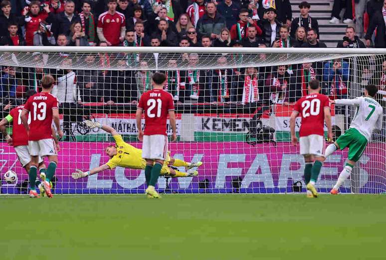 Troy Parrott marca de p&ecirc;nalti um dos seus tr&ecirc;s gols no triunfo da Irlanda em Budapeste &ndash; David Balogh/Getty Images