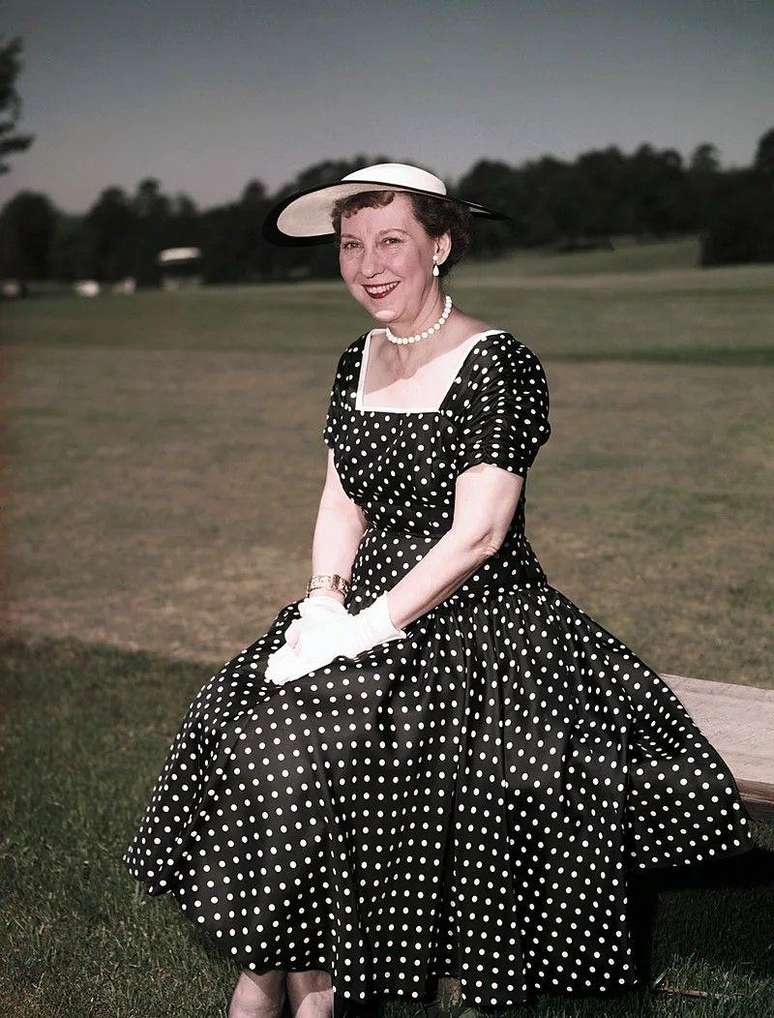 Mamie era apaixonada por chap&eacute;us pequenos feitos de palha equatoriana