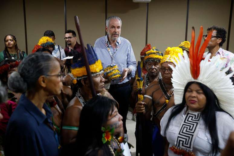 André Corrêa do Lago (ao centro, de camisa listrada) e a ministra Sônia Guajajara (dir.) se reuniram com lideranças indígenas na sexta-feira (14/11)