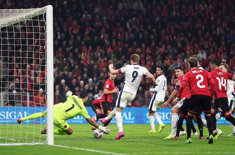 Momento do primeiro gol marcado por Harry Kane na vitória sobre a Albânia –