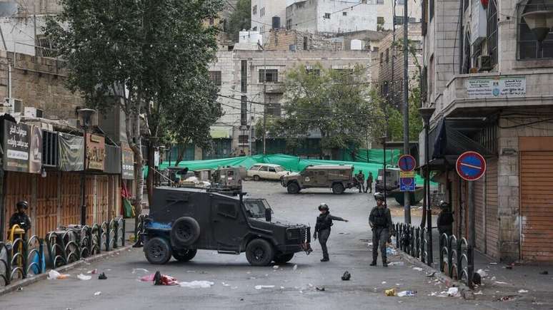 Soldados israelenses bloqueiam uma rua da cidade de Hebron, na Cisjordânia, em 9 de outubro de 2025. (Imagem ilustrativa)