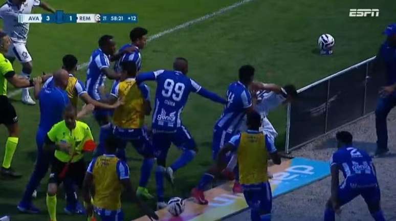 Confusion between Avaí and Remo players at Ressacada –