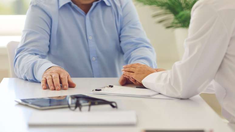 Brasil realiza primeiro ajuste remoto de tratamento para Parkinson; entenda a tecnologia inédita no país e como ela funciona