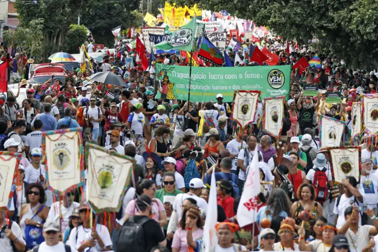 A Marcha percorreu 4,5 km sob um sol forte de 35&deg;C. Nada mais representativo para um ato de combate &agrave; emerg&ecirc;ncia clim&aacute;tica.