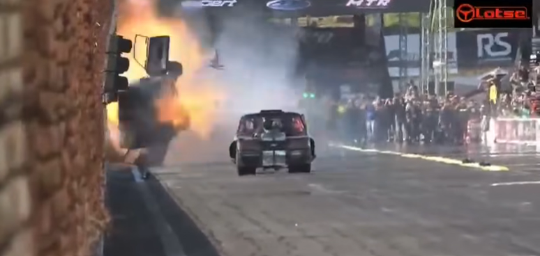 Carro de piloto bate em muro durante prova de corrida 