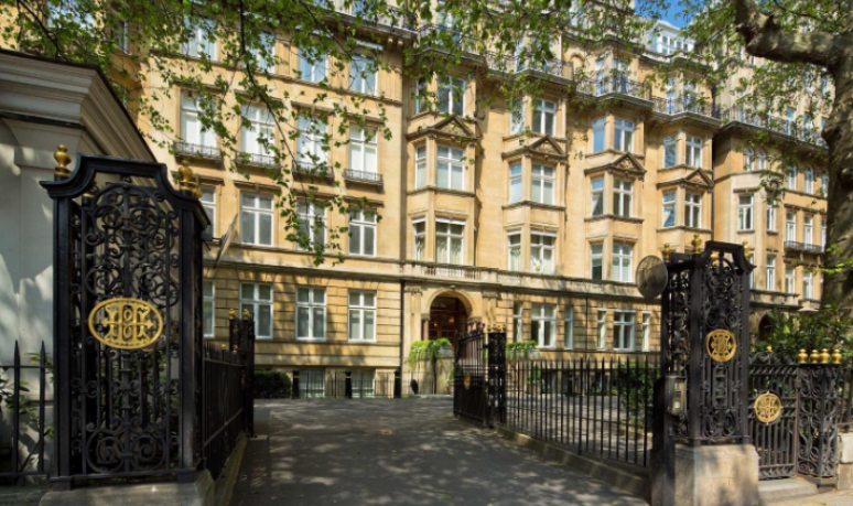 O apartamento fica localizado no quarto andar do edifício Harley House, em Marylebone, um bairro luxuoso da cidade