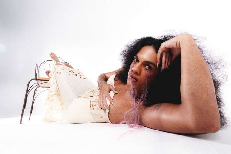 A estética do projeto também se expande para a imagem. Fotos de capa e divulgação usam técnicas de glitch art, colagem digital e pixel sorting.