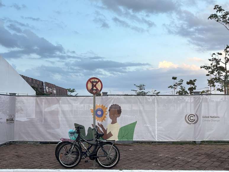 Bicicleta, que é um transporte não poluente, parece ter sido esquecida na COP30