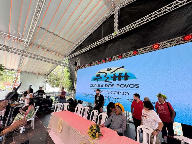 Cacique Raoni Metuktire marca presença no encerramento da Cupula dos Povos