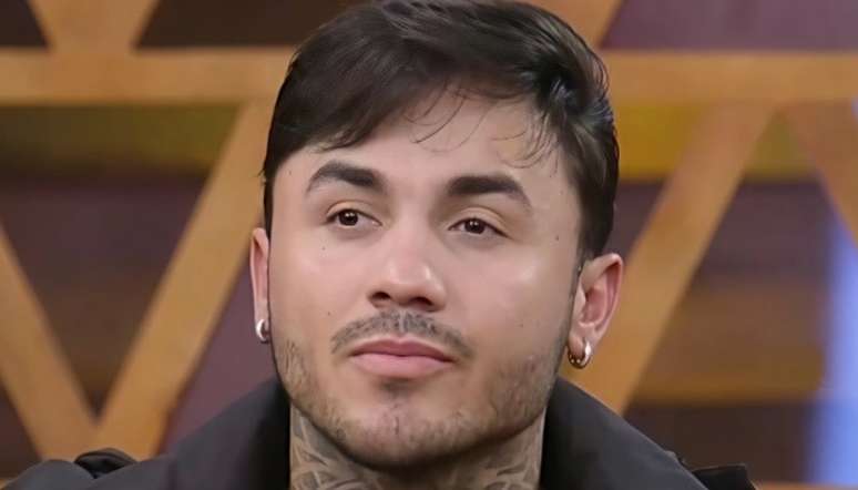 Wallas desabafou sobre a crise de ansiedade que gerou a queda de cabelo