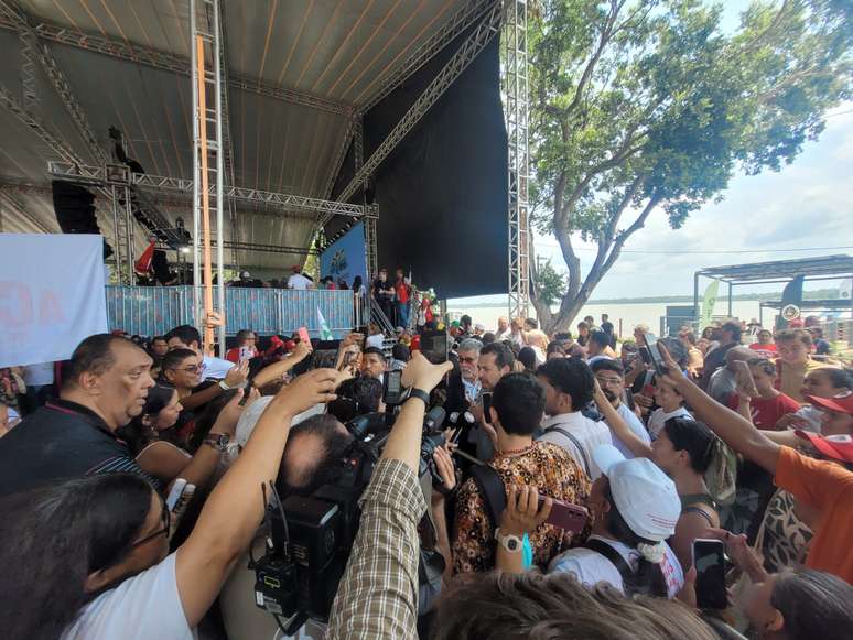 Aglomeração na saída dos ministros de evento da Cúpula dos Povos