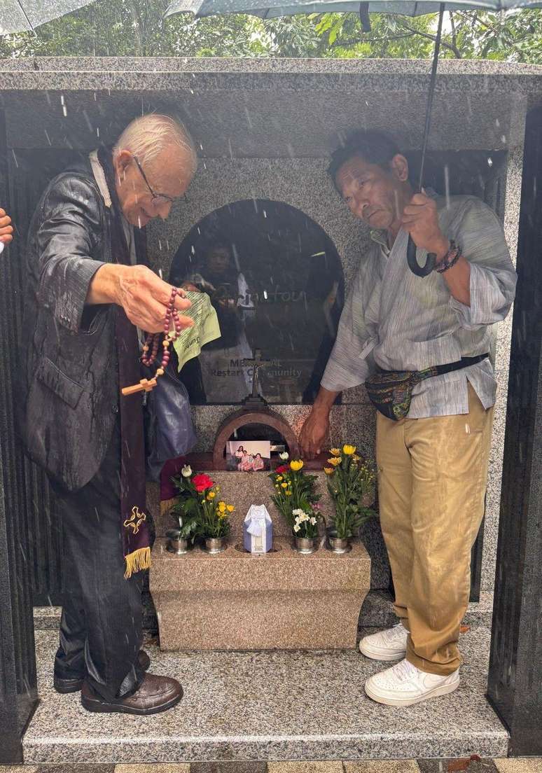 Cinzas de brasileiro morto quatro anos atr&aacute;s, em acidente de tr&acirc;nsito, s&atilde;o depositadas em cemit&eacute;rio coletivo constru&iacute;do por brasileiros no Jap&atilde;o