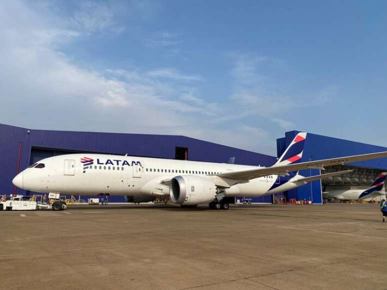 Novas regras sobre o uso dos banheiros frontais nas aeronaves da Latam geram polêmica