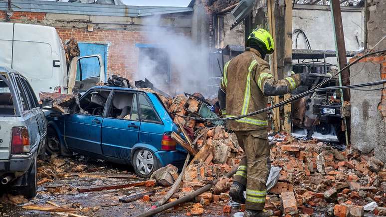Socorristas apagam inc&ecirc;ndio ap&oacute;s ataque a&eacute;reo russo em Kharkiv, no nordeste da Ucr&acirc;nia, em outubro