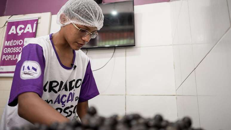 Ronald, 15 anos, percebe que qualidade do açaí tem piorado em Belém