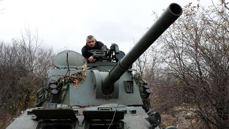 Soldado ucraniano se prepara para disparar morteiros de um tanque russo capturado durante a retomada de territ&oacute;rio no Donbas